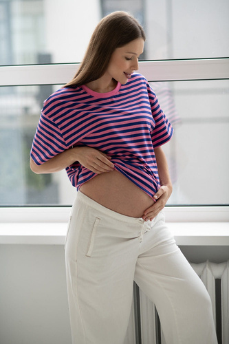 Camiseta de maternidad y lactancia Mamahood Milk&Love a rayas rosas y azules - cómoda y elegante