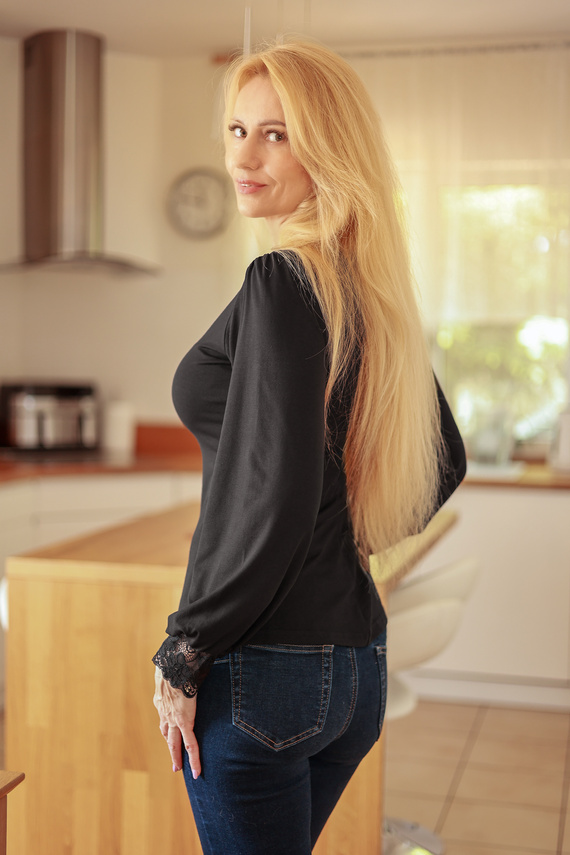 Mirale Harper Blusa de viscosa para mujer con encaje, escote en V y mangas abullonadas - negra