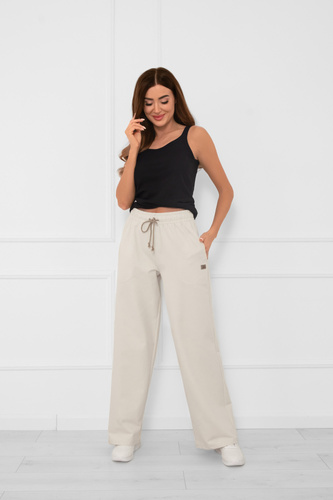 Pantalones largos de mujer Caro beige - pantalones elegantes y con estilo en un color de moda