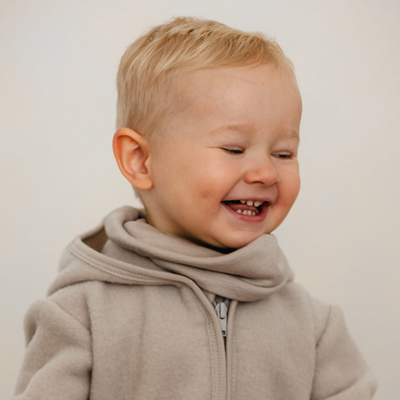 Chimenea infantil Eevi de lana merino - beige, suave y transpirable