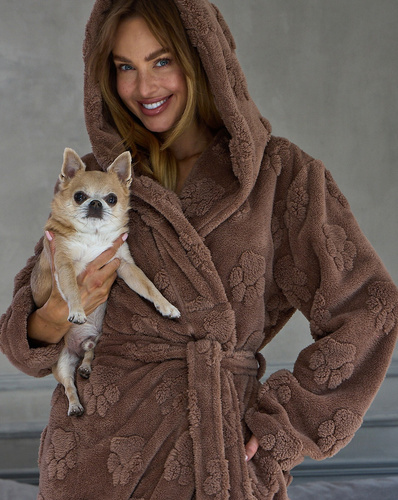 L&L Fibi 2635 Bata larga de mujer con capucha, suave, estampado de huellas de perro - color chocolate