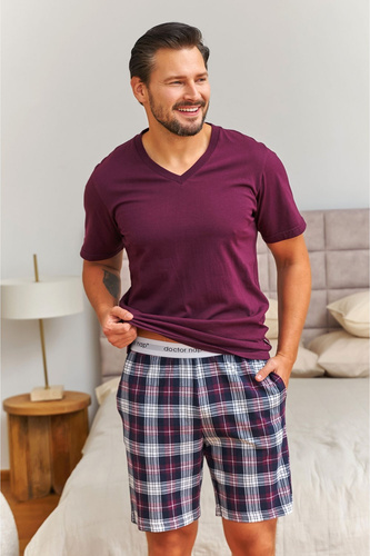 Pijama para hombre Doctor Nap 7476 de algodón burdeos con estampado de cuadros y cuello en V